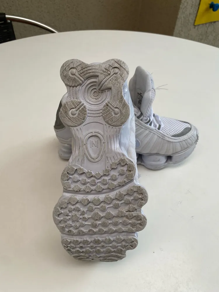 tenis branco com cinza