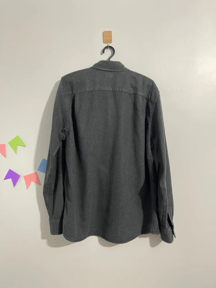 camisa flanela cinza uniqlo minimalista japonesa casual