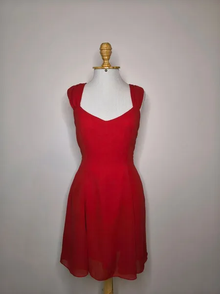 Vestido curto evasê vermelho