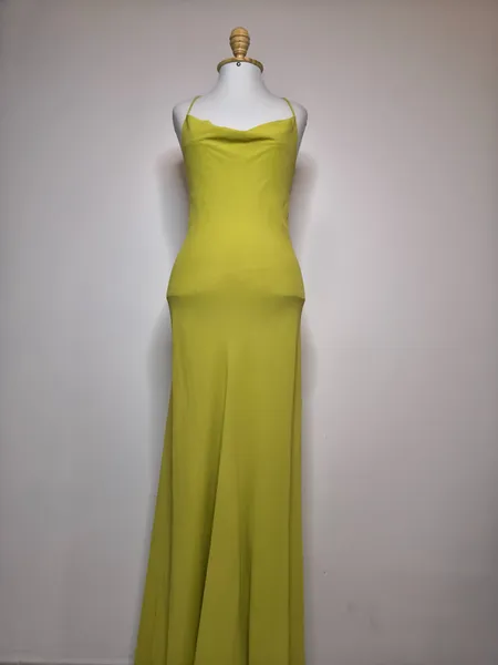 vestido longo verde claro decote degage