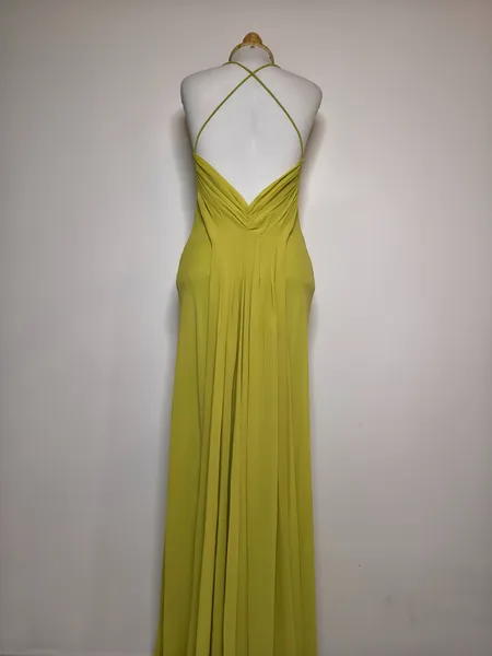 vestido longo verde claro decote degage