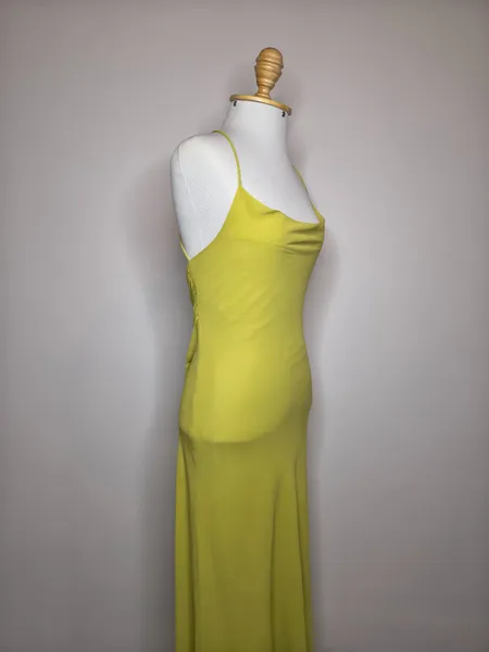 vestido longo verde claro decote degage
