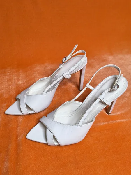 sandália salto couro off white 36