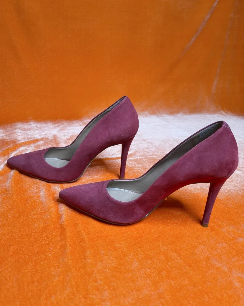 Scarpin vermleho suede arezzo