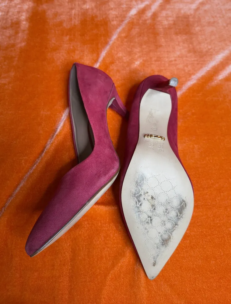 Scarpin vermleho suede arezzo
