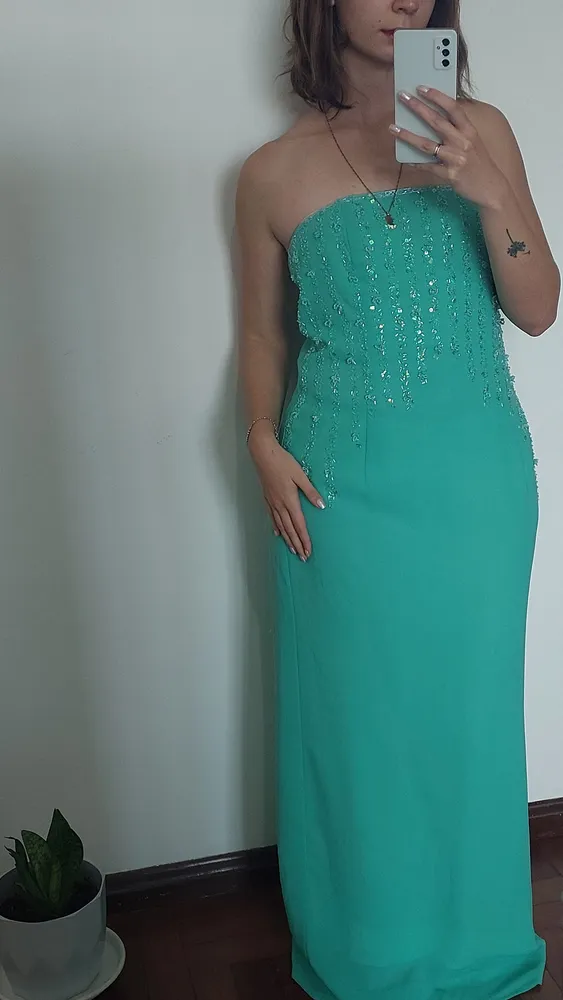Vestido turquesa longo tomara que caia com chuva de brilho