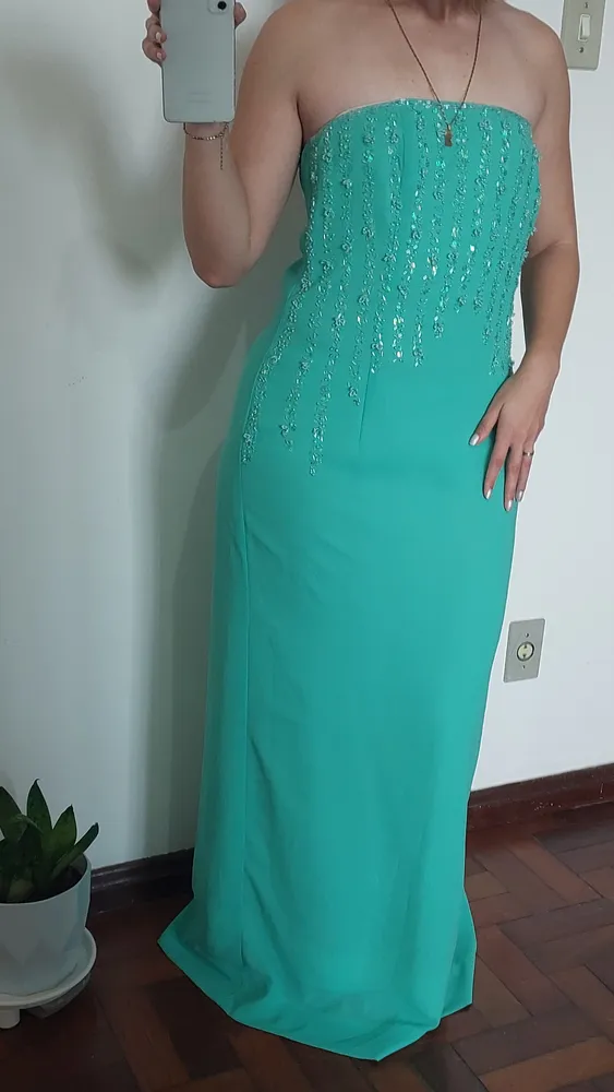 Vestido turquesa longo tomara que caia com chuva de brilho
