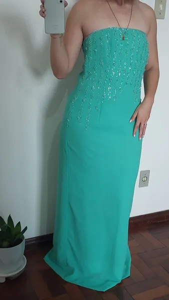 Vestido turquesa longo tomara que caia com chuva de brilho