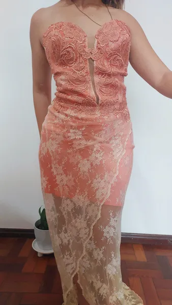 Vestido rosa tomara que caia com saia rendada