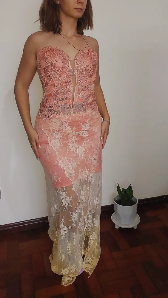 Vestido rosa tomara que caia com saia rendada
