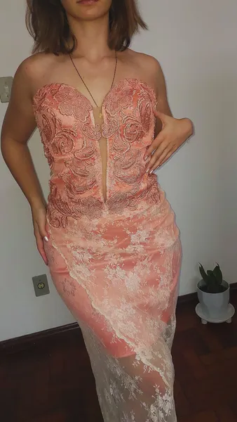 Vestido rosa tomara que caia com saia rendada