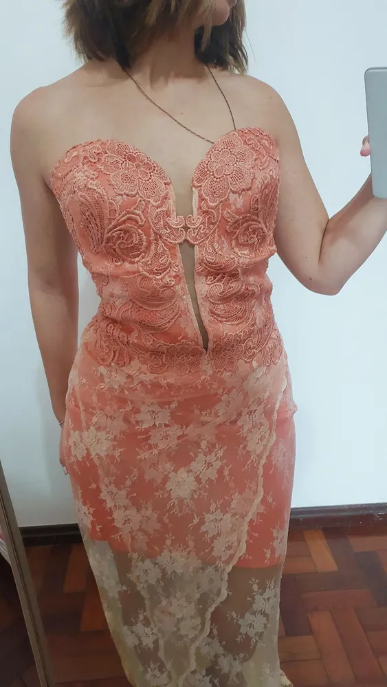 Vestido rosa tomara que caia com saia rendada