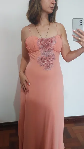 Vestido rosa longo com detalhe bordado no busto e ajustavel
