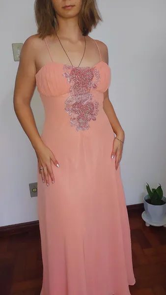 Vestido rosa longo com detalhe bordado no busto e ajustavel