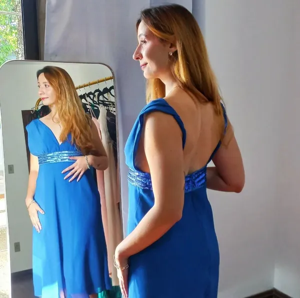 Vestido midi azul royal com paete na cintura, lindo e leve
