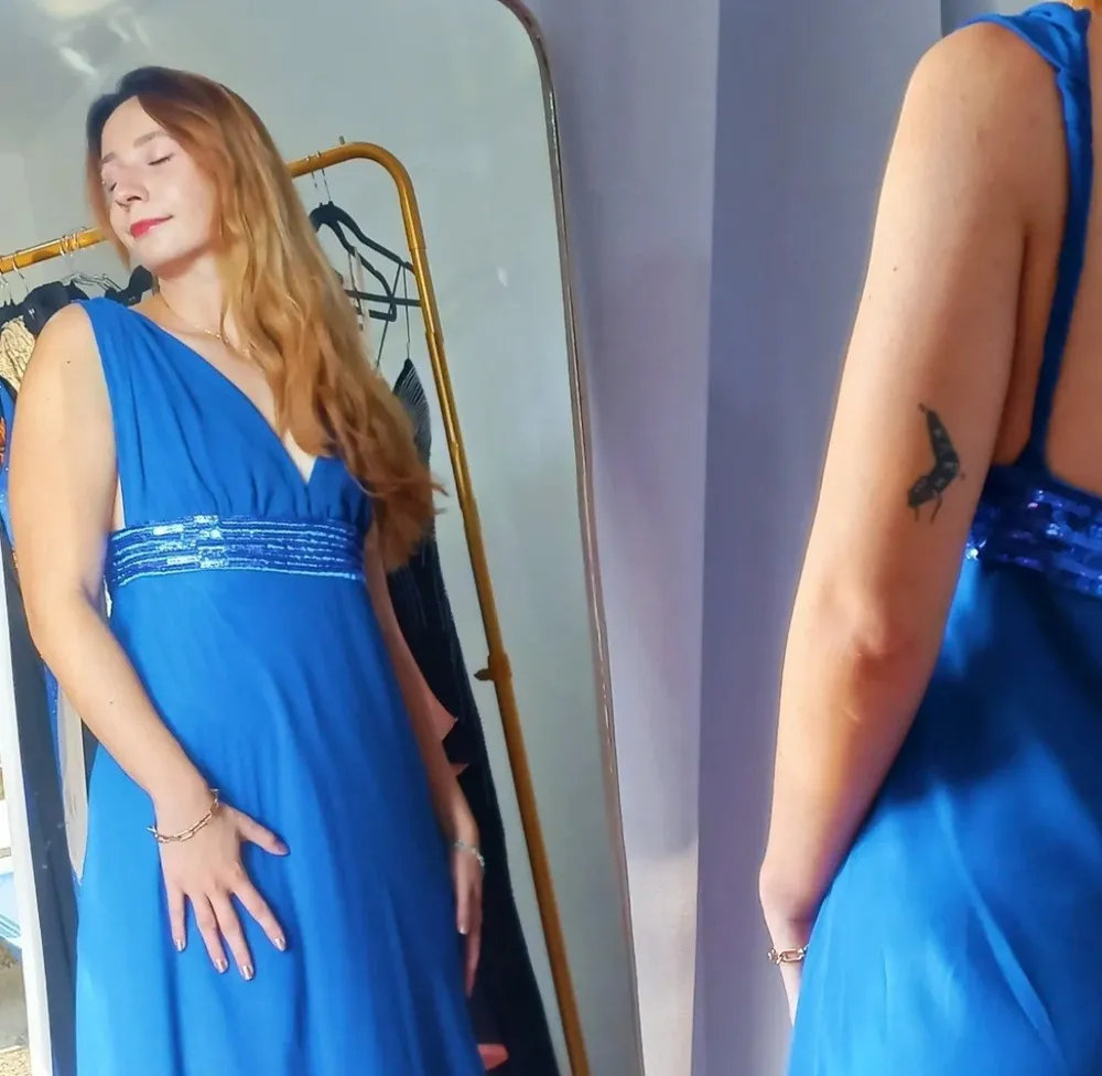 Vestido midi azul royal com paete na cintura, lindo e leve