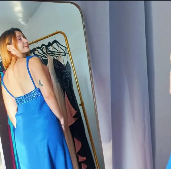 Vestido midi azul royal com paete na cintura, lindo e leve