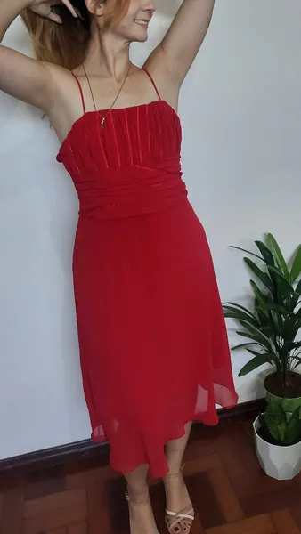 Vestido midi leve com detalhe no busto, super charmoso