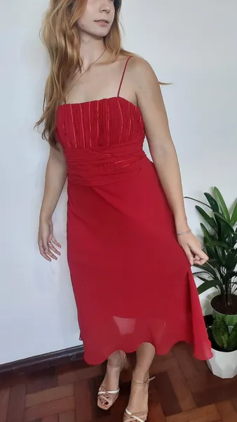 Vestido midi leve com detalhe no busto, super charmoso