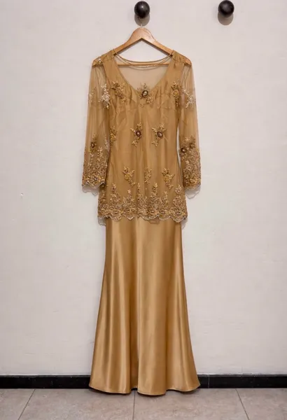 vestido dourado de festa em seda