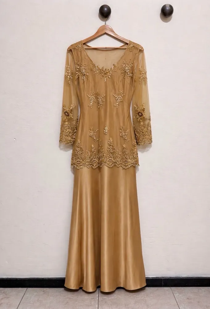 vestido dourado de festa em seda