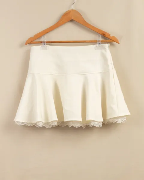 Saia off-white com renda