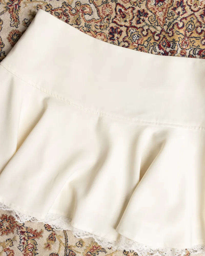 Saia off-white com renda