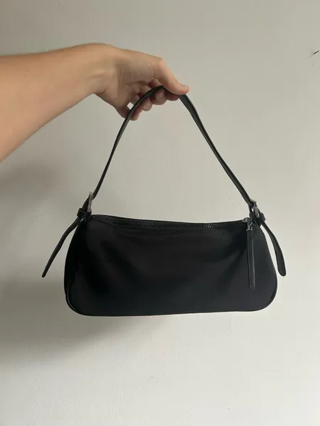 Bolsa baguete y2k preta da Santa Lolla