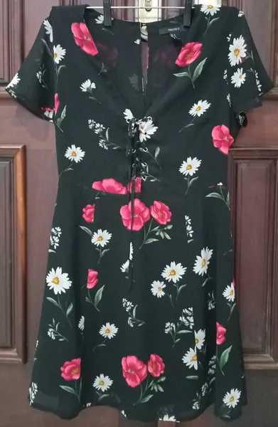Vestido curto preto florido tam M Forever 21