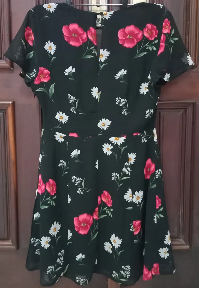 Vestido curto preto florido tam M Forever 21