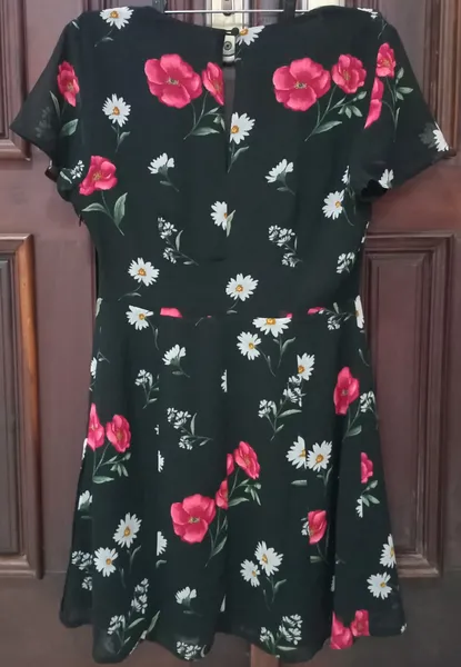 Vestido curto preto florido tam M Forever 21