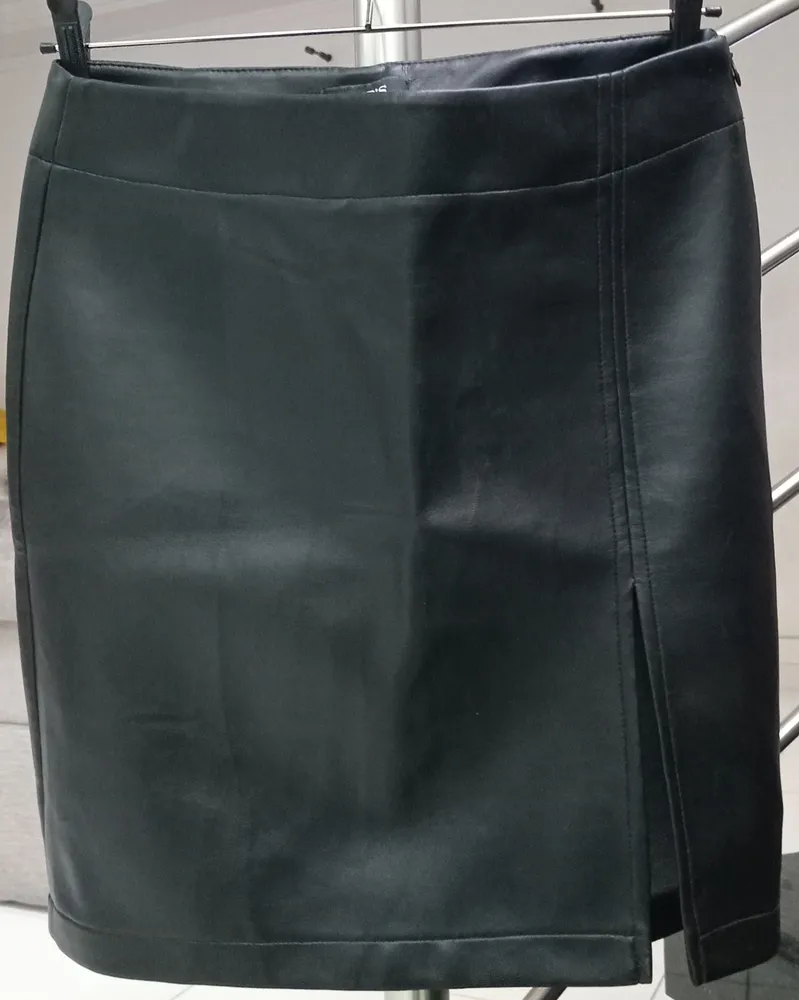 Mini saia preta em courino (pvc/couro sintético) com fenda