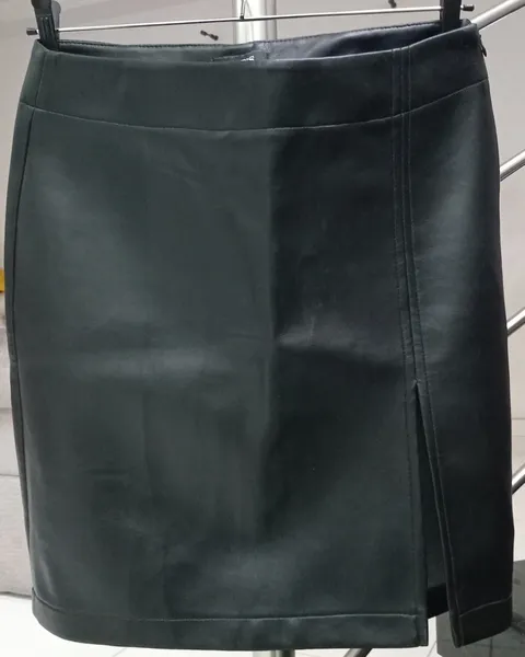 Mini saia preta em courino (pvc/couro sintético) com fenda