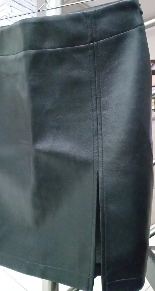 Mini saia preta em courino (pvc/couro sintético) com fenda