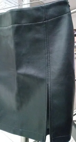 Mini saia preta em courino (pvc/couro sintético) com fenda