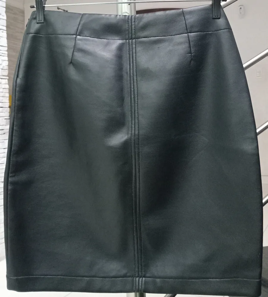 Mini saia preta em courino (pvc/couro sintético) com fenda