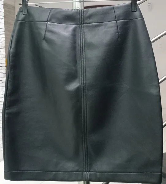 Mini saia preta em courino (pvc/couro sintético) com fenda