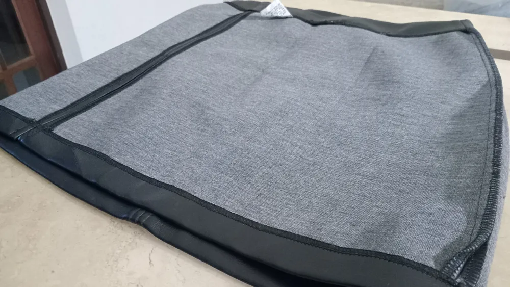 Mini saia preta em courino (pvc/couro sintético) com fenda