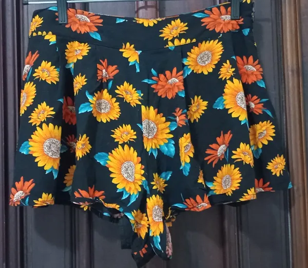 short curto forever 21 preto estampado girassol tam p