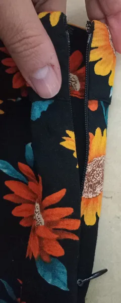 short curto forever 21 preto estampado girassol tam p