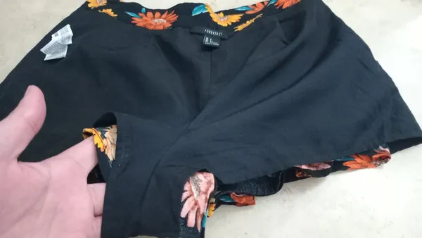 short curto forever 21 preto estampado girassol tam p