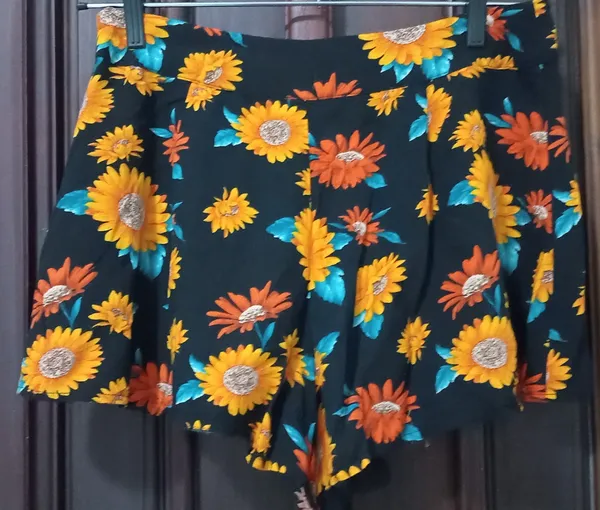 short curto forever 21 preto estampado girassol tam p