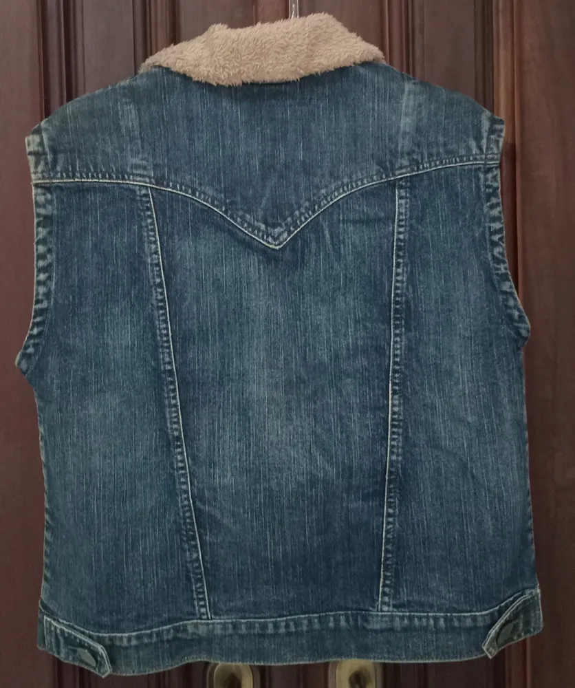 Colete desapego jeans gola felpuda Linda de Morrer tam 42