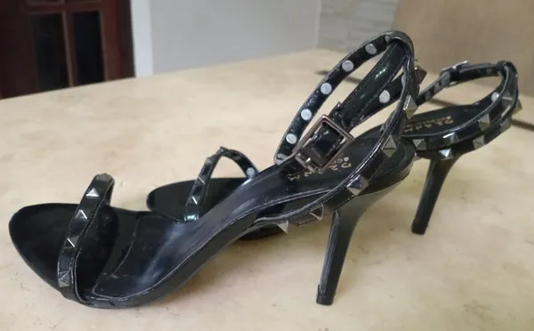 Sandália Tiras com pirâmides salto 10 cm Dzarm Preta tam 36