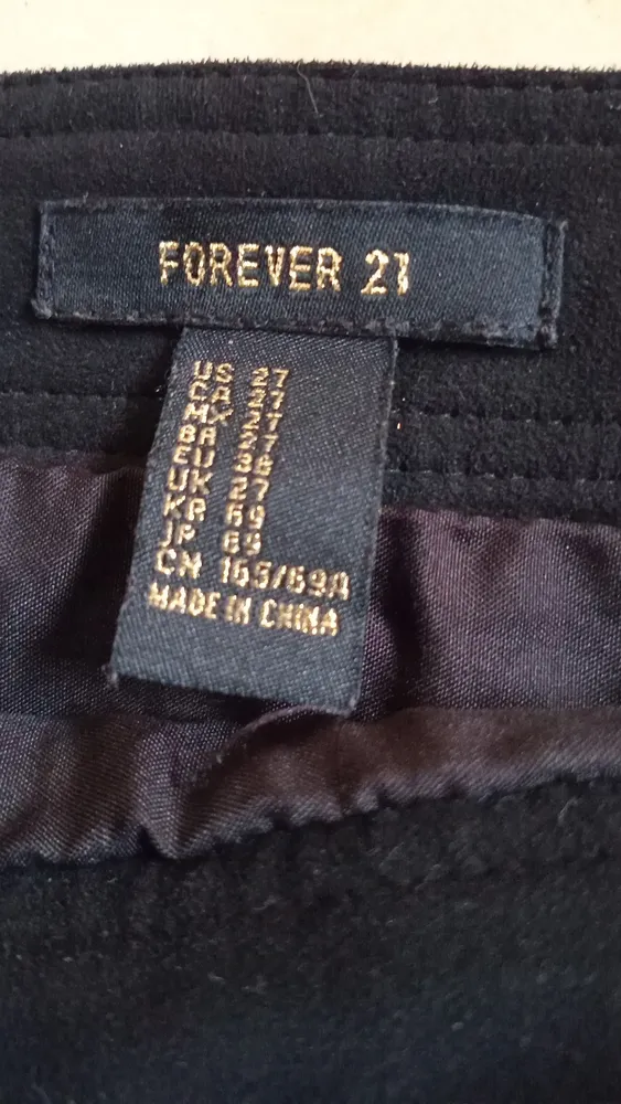 Mini saia preta aveludada forrada forever 21 tam P