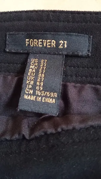 Mini saia preta aveludada forrada forever 21 tam P