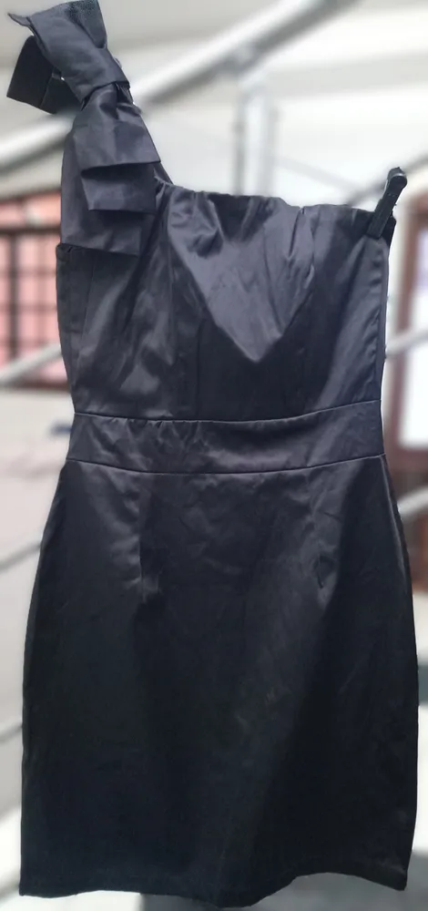 Vestido curto preto 1 ombro só com laço Clock House (C&A) 36