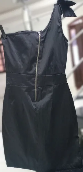 Vestido curto preto 1 ombro só com laço Clock House (C&A) 36