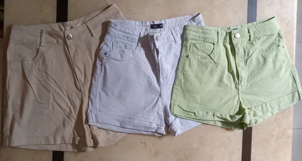 3 shorts coloridos barra dobrada creme P branco 38 verde 40