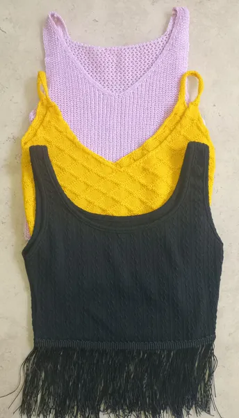 Blusinhas em linha preta com franja P Lilás M Amarelo M